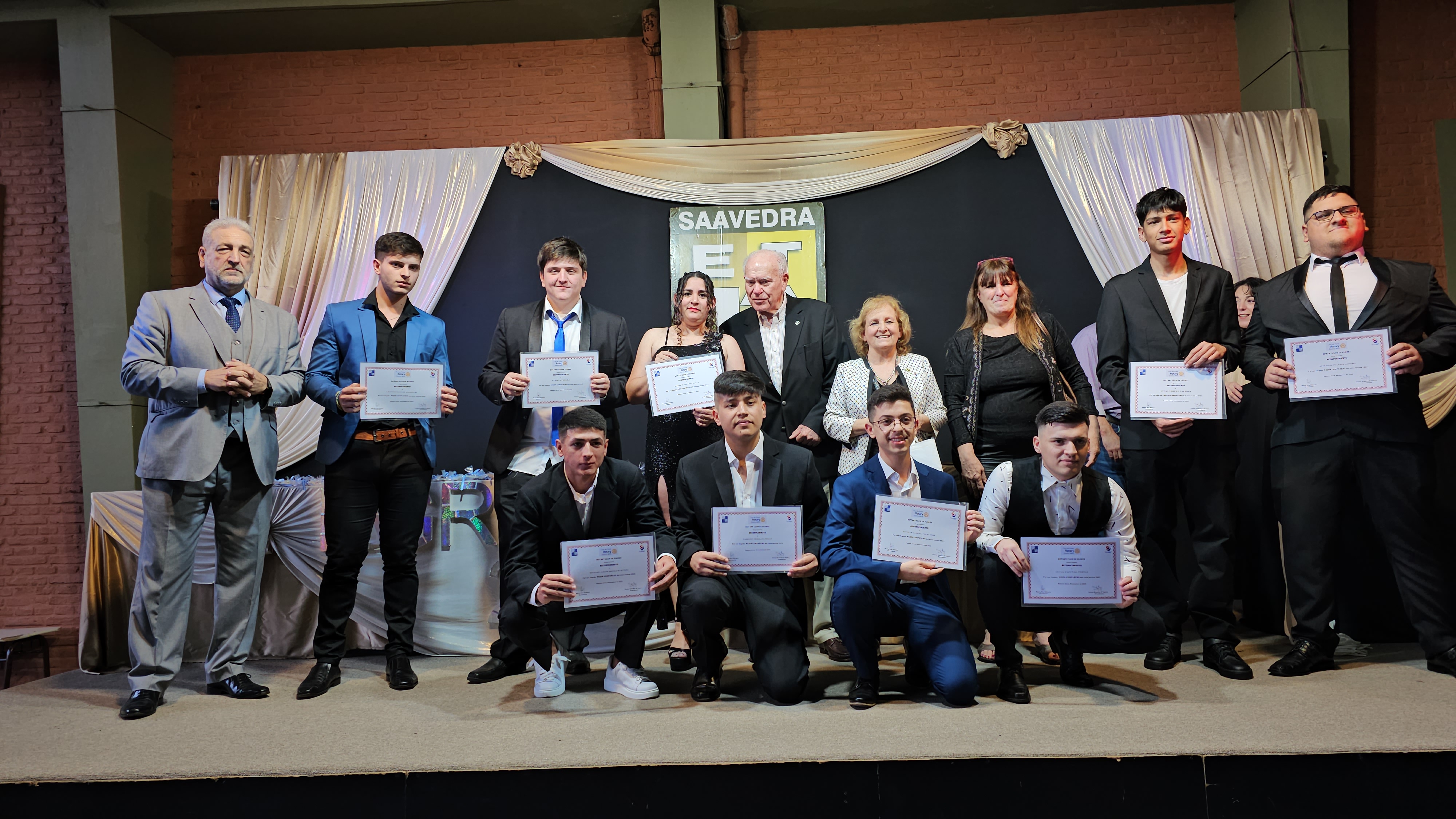 Reconocimiento a mejores compañeros en la Escuela Técnica n.° 17 